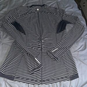 Lululemon Long sleeve shirt size 6